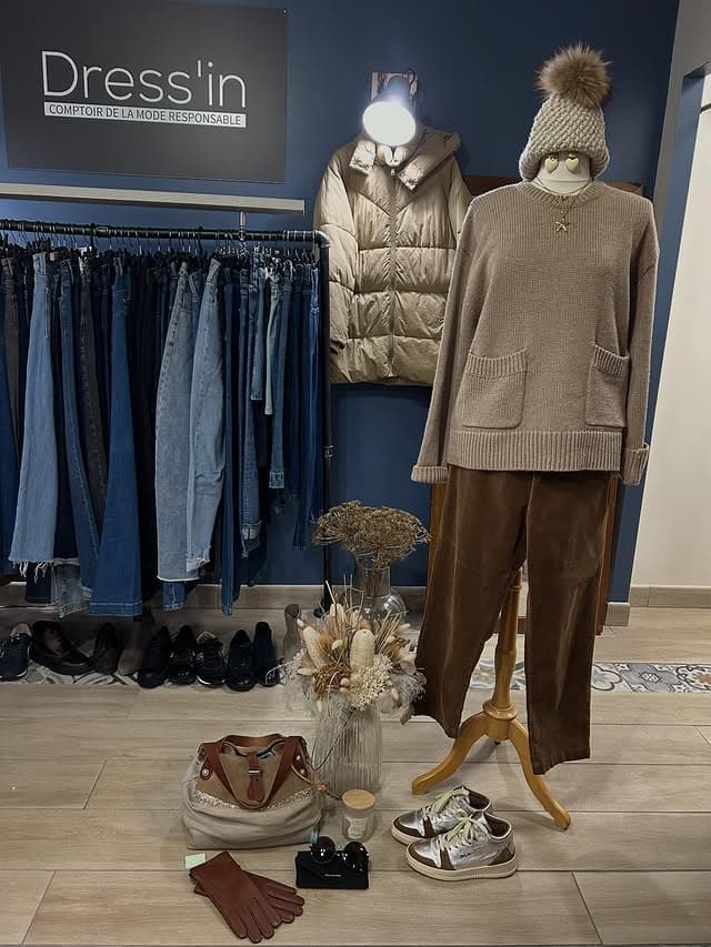 Tenue Monochrome Beige Bonnet Pompon